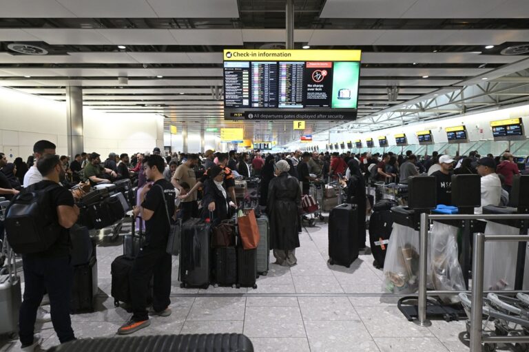 Over 1,000 flights cancelled as chaos engulfs US air travel business